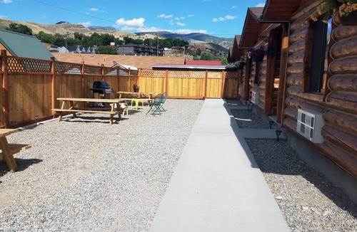 Gardiner Cabin | New log cabin, steps away from Yellowstone