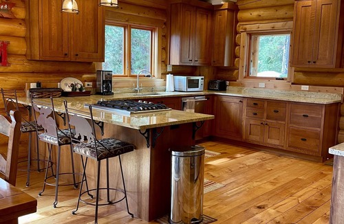 Oregon Water Wonderland Cabin | New Log Home on Big Deschutes River Within 1.5 mi of Sunriver, Oregon-fish&ski