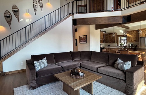 Crescent Ski Chalet | New Luxury Chalet-3 Suites 2 King/1Q, Mnt Views, Crater Lake & Willamette Pass