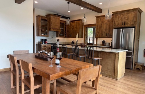 Crescent Ski Chalet | New Luxury Chalet-3 Suites 2 King/1Q, Mnt Views, Crater Lake & Willamette Pass