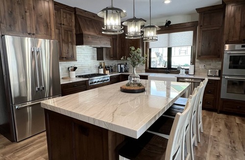 Island Park Cabin | New Luxurious waterfront cabin on Henry's Lake. 26 minutes to West Yellowstone