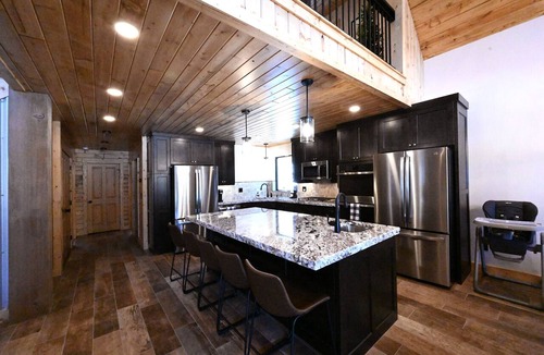 Island Park Cabin | New Luxury Cabin w/Hot Tub Near Yellowstone