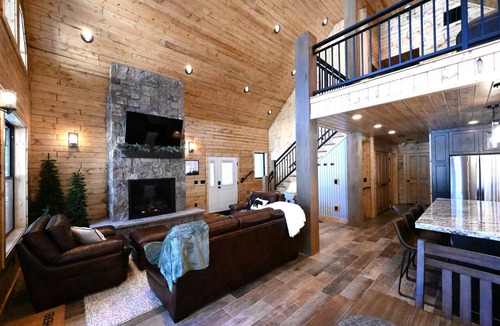 Island Park Cabin | New Luxury Cabin w/Hot Tub Near Yellowstone