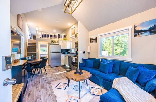 Beaver House | NEW Luxury Tiny Cabin w/Hot tub & Fire pit.