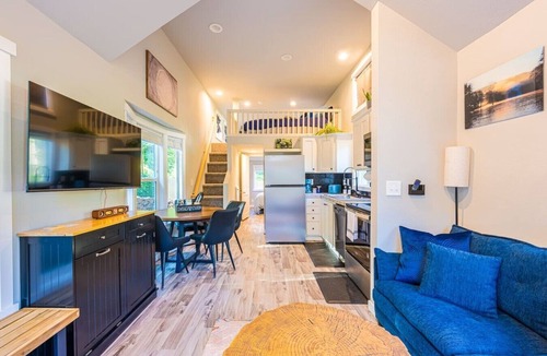 Beaver House | NEW Luxury Tiny Cabin w/Hot tub & Fire pit.