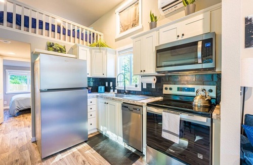 Beaver House | NEW Luxury Tiny Cabin w/Hot tub & Fire pit.
