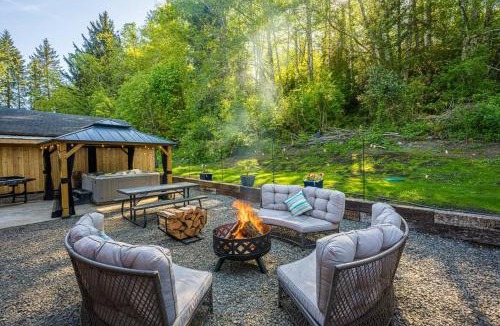 Beaver Apartment | New Luxury Tiny home with Covered hot tub and fire pit