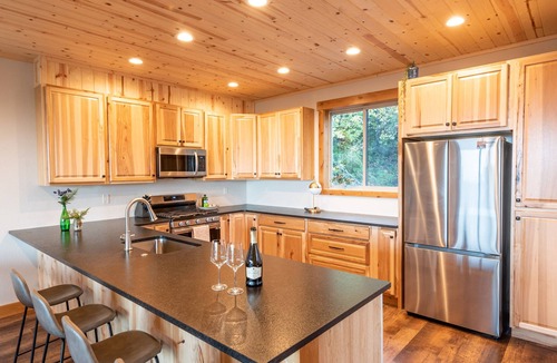 Sandpoint Ski Chalet | New, Modern Design, Hot Tub & VIEWS!