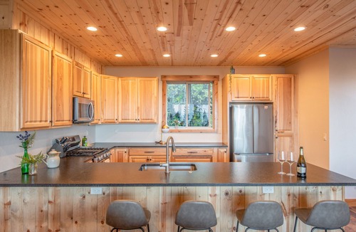 Sandpoint Ski Chalet | New, Modern Design, Hot Tub & VIEWS!