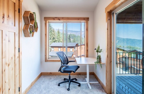 Sandpoint Ski Chalet | New, Modern Design, Hot Tub & VIEWS!