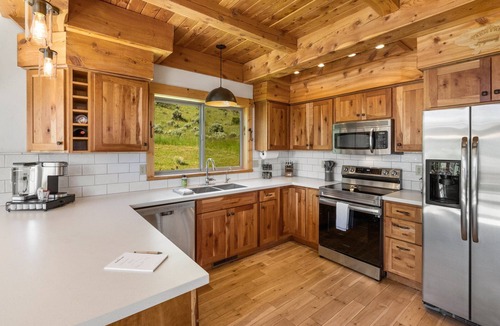Pray House | New! Paradise Valley home with incredible views & Hot Tub
