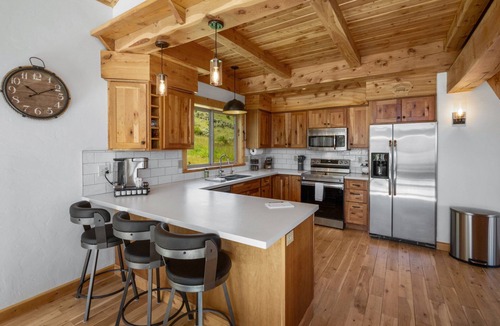 Pray House | New! Paradise Valley home with incredible views & Hot Tub