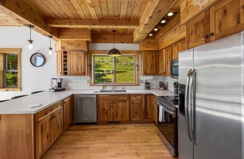 Pray House | New! Paradise Valley home with incredible views & Hot Tub