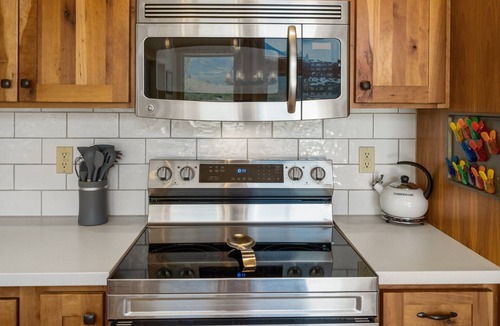 Pray House | New! Paradise Valley home with incredible views & Hot Tub