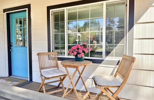 Haller Lake House | NEW! Peaceful Bungalow Close to Lightrail Yard