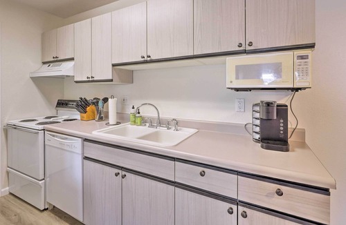 Pullman Condo | NEW! Pullman Condo w/ Balcony ~ 1 Mi to WSU Campus