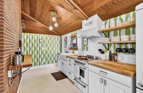 Klamath Lake Cabin | NEW! Rainbow Rd. Stylish Cabin w/Putting Green