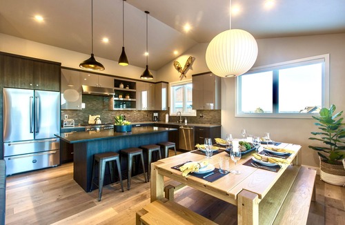 Bend House | ✨NEW! Resort amenities ~ hot tub ~ 24-hr staff ~ onsite dining ~ Bend/Bachelor