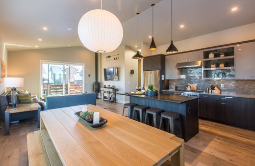 Bend House | ✨NEW! Resort amenities ~ hot tub ~ 24-hr staff ~ onsite dining ~ Bend/Bachelor