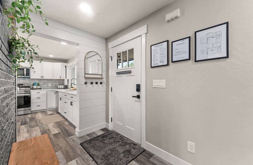 Spokane House | NEW Roomy Home for Families Private Hot Tub