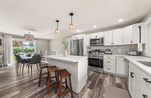 Spokane House | NEW Roomy Home for Families Private Hot Tub