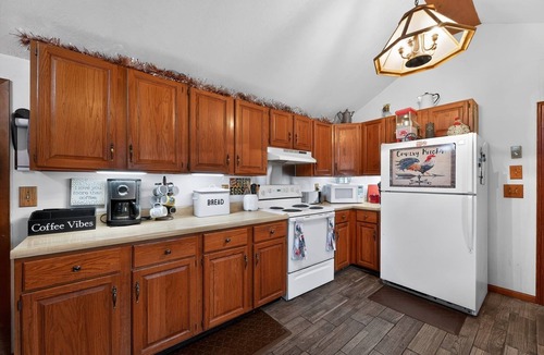 Buffalo Ridge Cabin | NEW! Rustic Shadows 5BDRM - Sioux Falls Escape, Firepit, Pet Friendly!