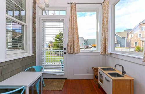 Seabrook House | *New* Seabrook's Tide Together: dog-friendly, hot tub