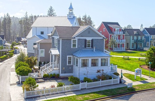 Seabrook House | *New* Seabrook's Tide Together: dog-friendly, hot tub
