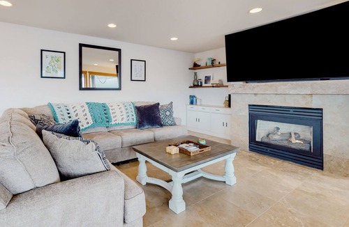 Clinton House | New sound front home with private beach access, hot tub/pool, grill, mtn views