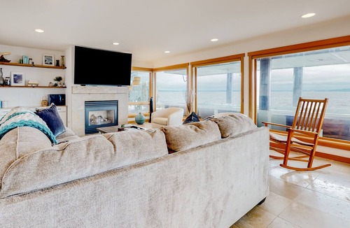 Clinton House | New sound front home with private beach access, hot tub/pool, grill, mtn views