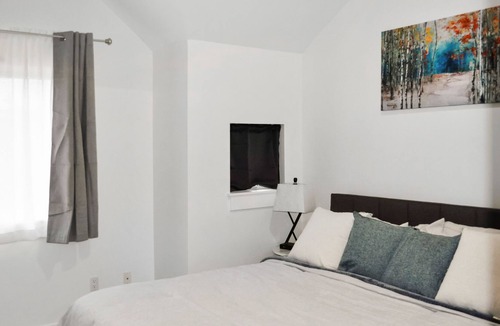 Green Lake House | NEW! Spacious 3-BR Townhouse w/ outdoor patios, one block from Greenlake.