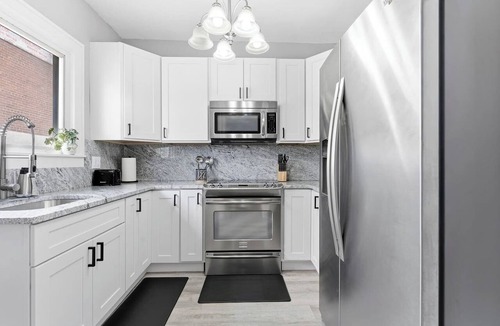 Wyandotte House | NEW Spacious Open Concept Wi-fi 65` TV, Downtown