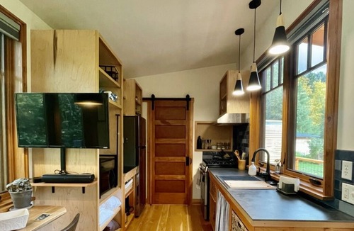 Deming Cottage | New, spacious tiny house close to Mt. Baker and Bellingham