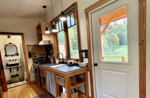 Deming Cottage | New, spacious tiny house close to Mt. Baker and Bellingham