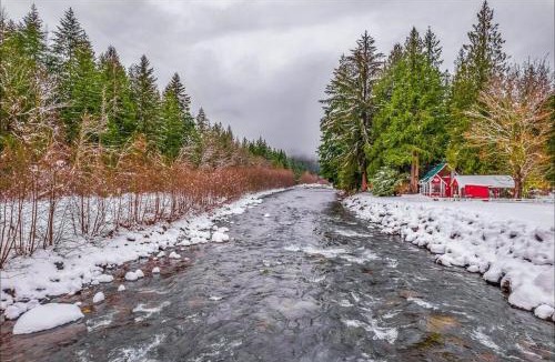 Greenwater House | NEW: Steps from White River near Mount Rainier National Park