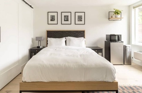 Wallingford House | New stylish private master suite in Wallingford