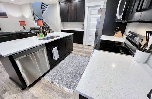 Ammon House | New Towhhome in heart of Idaho Falls walk to WalMart. 4 Bedroom sleeps 8