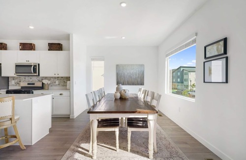 American Fork House | New townhome, quick freeway & public trans. access, seasonal pool & pickleball.