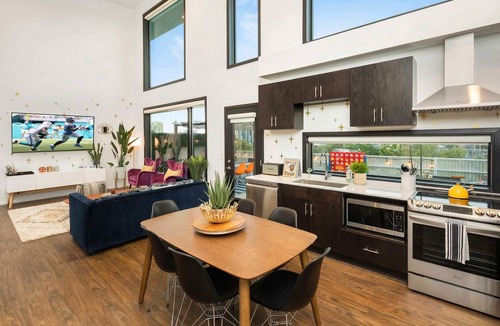 Edgehill Apartment | New Walk to Gulch - Private Penthouse Pool Deck Views