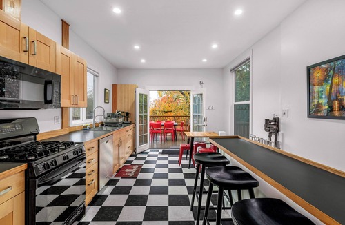 Wallingford House | NEW ~ Walk to Lake ~ AC ~ Coffee Heaven ~ Fam Friendly