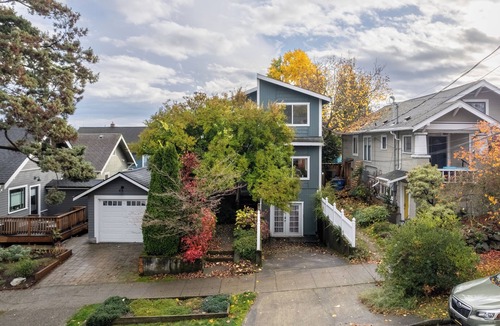 Wallingford House | NEW ~ Walk to Lake ~ AC ~ Coffee Heaven ~ Fam Friendly