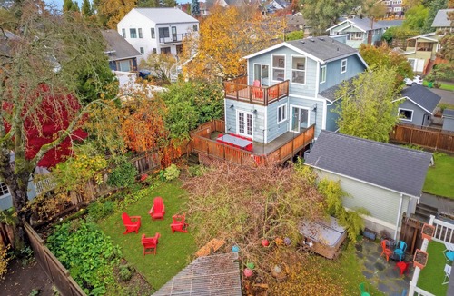 Wallingford House | NEW ~ Walk to Lake ~ AC ~ Coffee Heaven ~ Fam Friendly