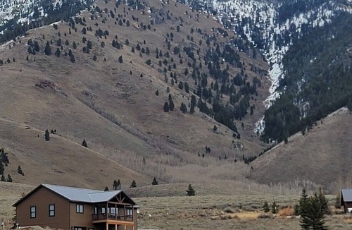 Island Park Cabin | NEW Yellowstone & Lake View Cabin; KING bed; AC; central location; 360° VIEWS!