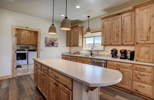 South Fork House | Newly Constructed Mtn Cabin | Hot Tub | Garage