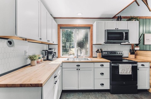 Leavenworth Cabin | Newly owned Cabin w/private hot tub, A/C & covered deck - Dog Friendly!