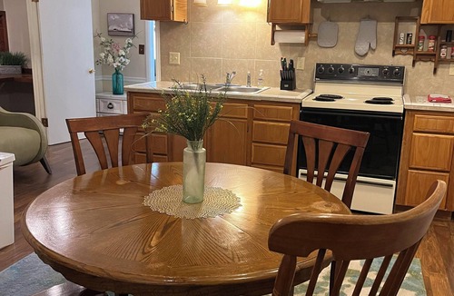 St. Anthony Apartment | Newly redecorated, vintage 2-bedroom apartment with WiFi in Saint Anthony