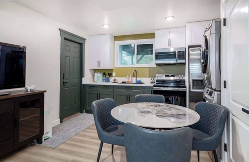 Renton House | Newly Remodeled 4b2b Designer Home – Luxury Stay!