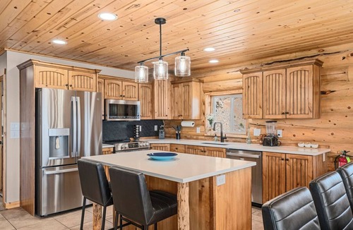 Harbor Village Cabin | Newly Remodeled Bear Lake Lodge. Panoramic Lake Views. 15 Min From Beaver Mtn!