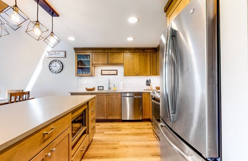 Overlook Park Condo | Newly remodeled condo on golf course with hot tub, bikes, SHARC Passes - Dog OK