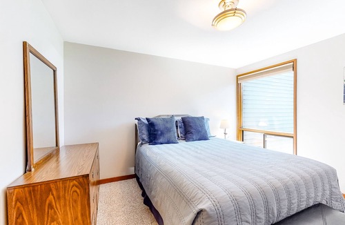Overlook Park Condo | Newly remodeled condo on golf course with hot tub, bikes, SHARC Passes - Dog OK